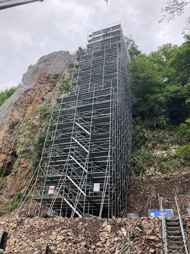高さ50ｍ　削岩工の法面構台