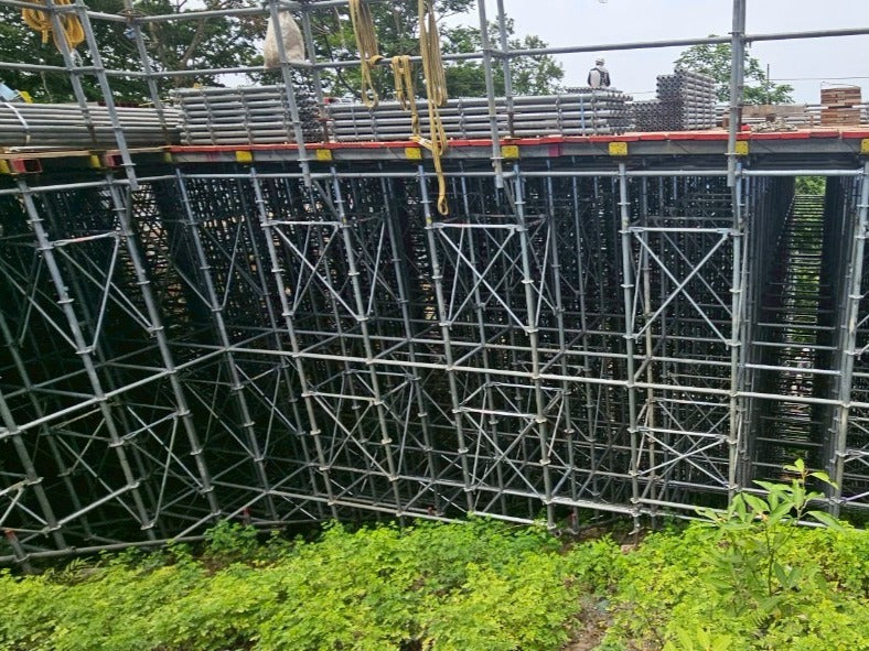 高支持力と安全性を備えた法面構台システム MN-NORIMAX の施工イメージ